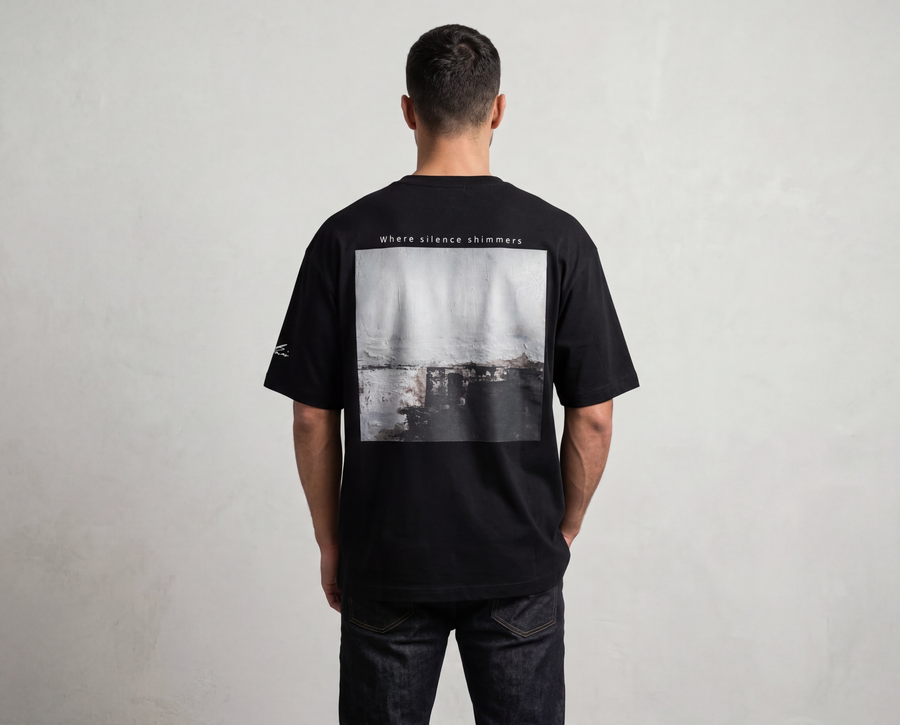 モデル身長:175cm前後 体型:標準体型 着用サイズ:L 着用感: ゆったりとしたオーバーサイズシルエット。 肩が自然に落ち、着丈はヒップにかかるリラックスしたフィット感です。