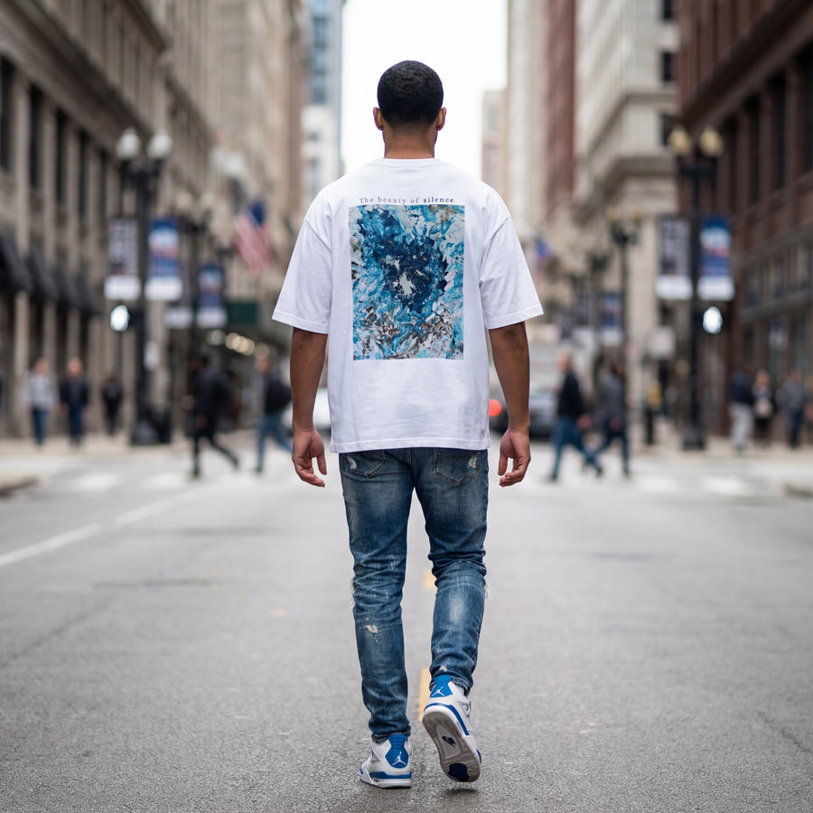 モデル身長:180cm 着用サイズ:L Oversize Fit のゆったりとしたシルエット。 肩が落ちるドロップショルダーで、リラックスした着用感です。