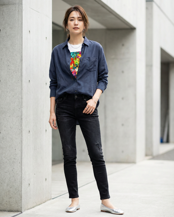 Style Sample01  Art T-shirt × Black skinny denim  薄手のかすれた紺色シャツを羽織り、 胸元からアートTシャツのプリントが さりげなく覗くレイヤードスタイル。  タイトなブラックデニムと シルバーのバレリーナパンプスで シンプルで洗練されたバランスに。  さりげないアクセントで、 日常にアートを。 保存してコーデの参考に ↗