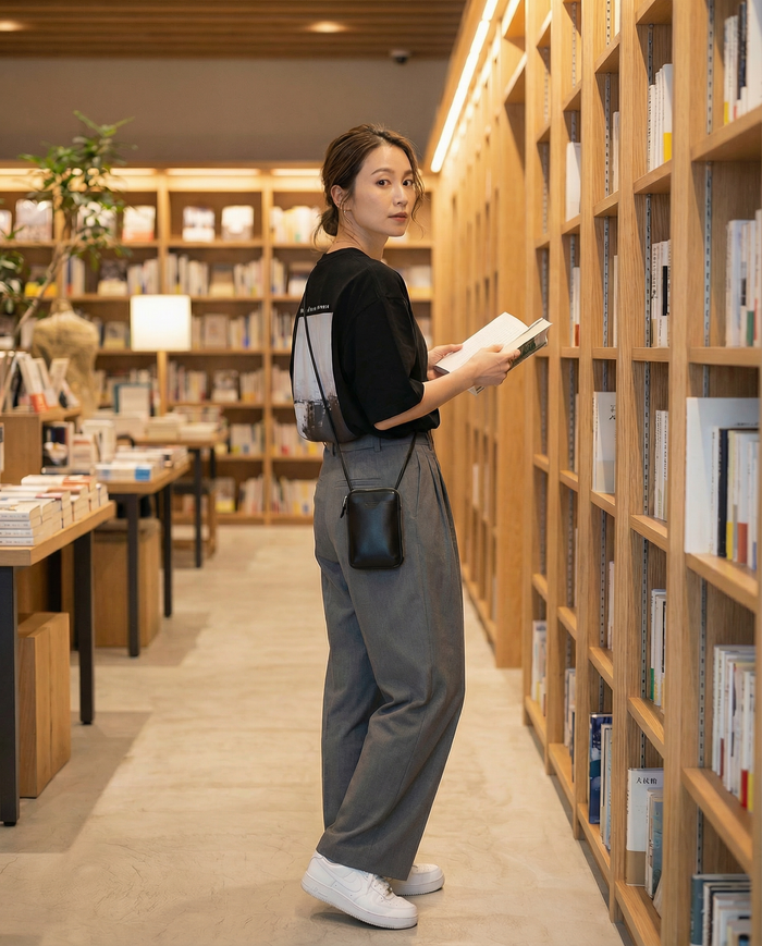 Style Sample01  Oversized T-shirt × Tuck wide pants  オーバーサイズTシャツを タックインして シルエットにメリハリを。  ミニマルで落ち着いた 大人のカジュアルスタイル。  保存してコーデの参考に ↗