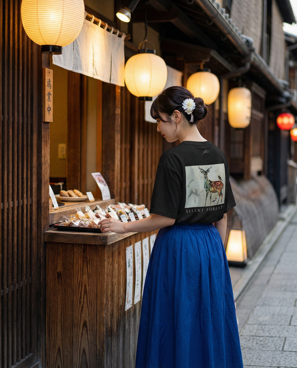 Style Sample01  Art T-shirt × Royal blue long skirt  ブラックのアートTシャツに ロイヤルブルーのドレープロングスカートを合わせた 和モダンスタイル。  お団子ヘアに白い花のアクセサリーを添え、 京都の街並みに自然に溶け込む 落ち着いたコーデ。  和の空気の中でも、 日常にアートを。 保存してコーデの参考に ↗