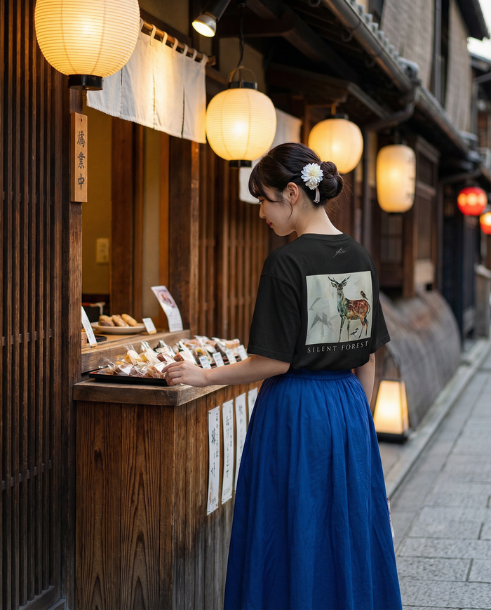 Style Sample01  Art T-shirt × Royal blue long skirt  ブラックのアートTシャツに ロイヤルブルーのドレープロングスカートを合わせた 和モダンスタイル。  お団子ヘアに白い花のアクセサリーを添え、 京都の街並みに自然に溶け込む 落ち着いたコーデ。  和の空気の中でも、 日常にアートを。 保存してコーデの参考に ↗