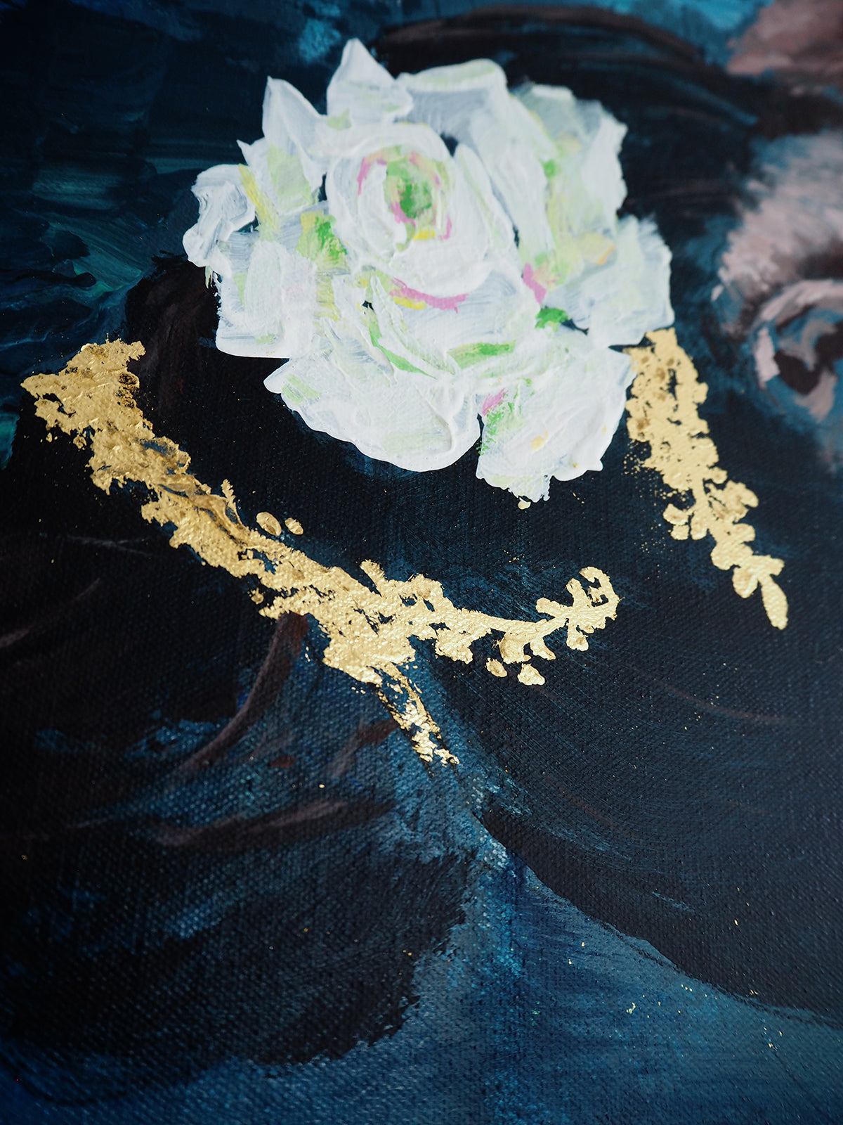 A swan in backstreet