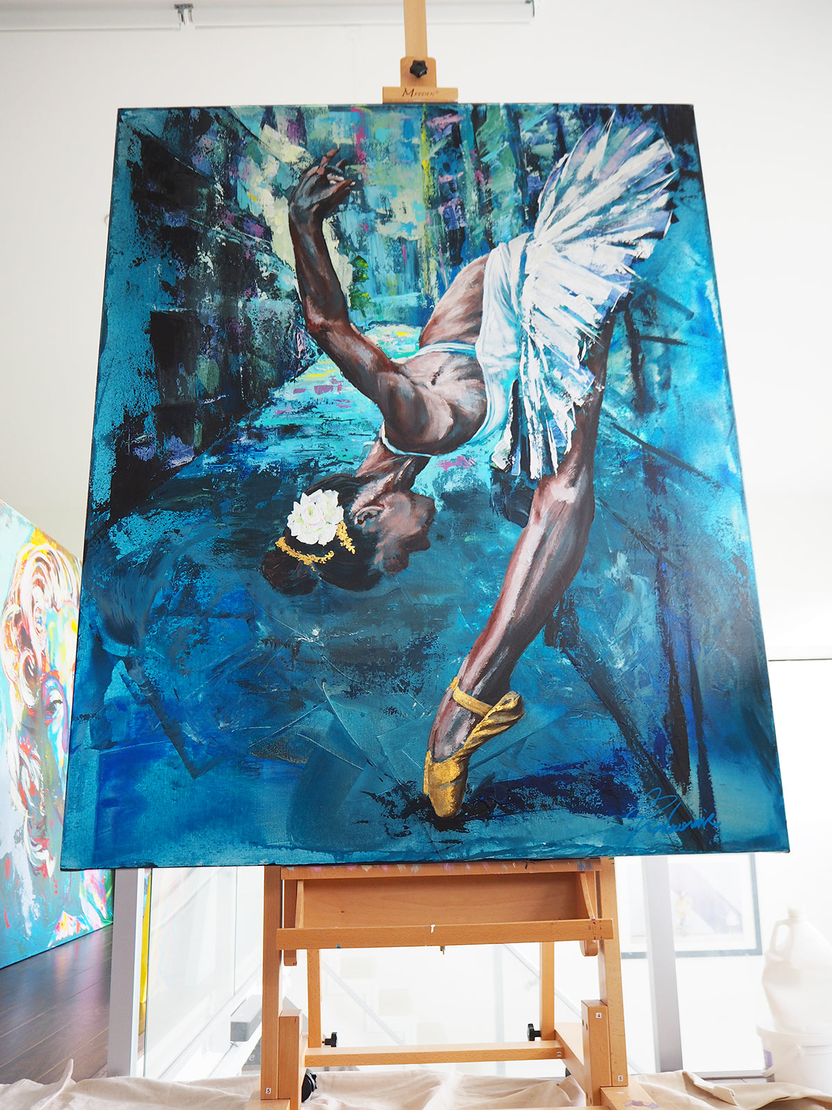 A swan in backstreet