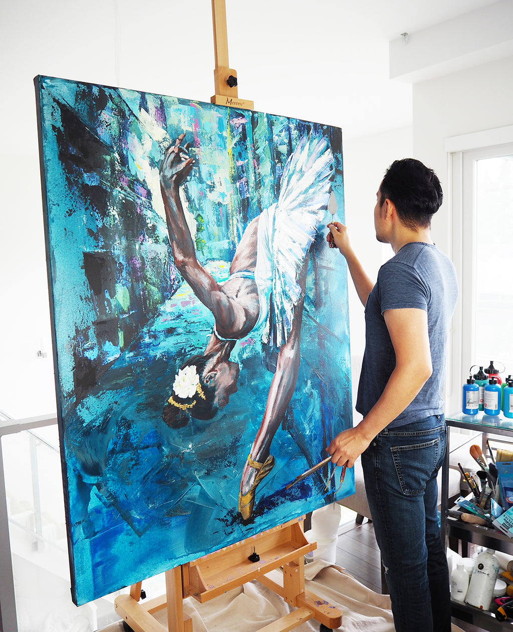 A swan in backstreet