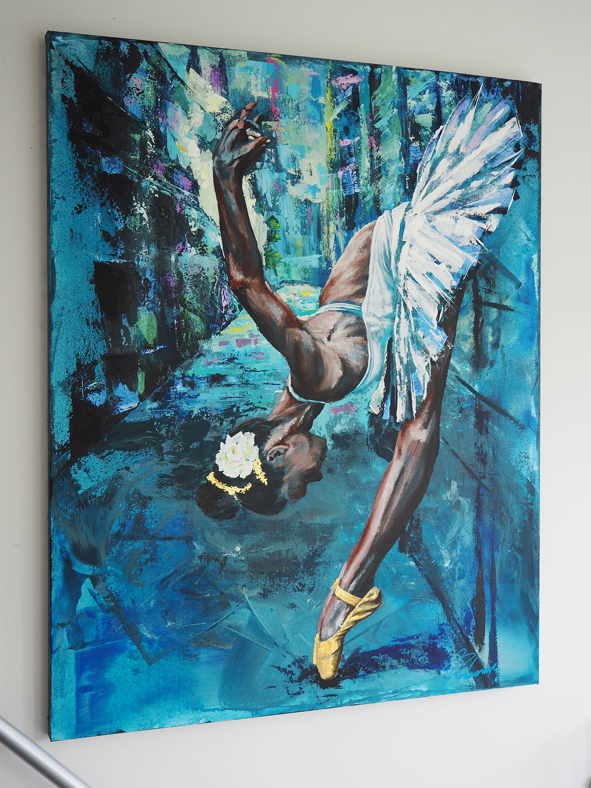 A swan in backstreet