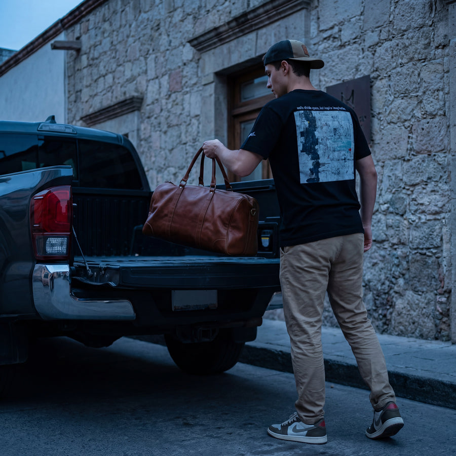 モデル身長：180cm 着用サイズ：L  ベーシックな Regular Fit シルエット。 すっきりとしたサイズ感で、日常のスタイルに自然に馴染みます。