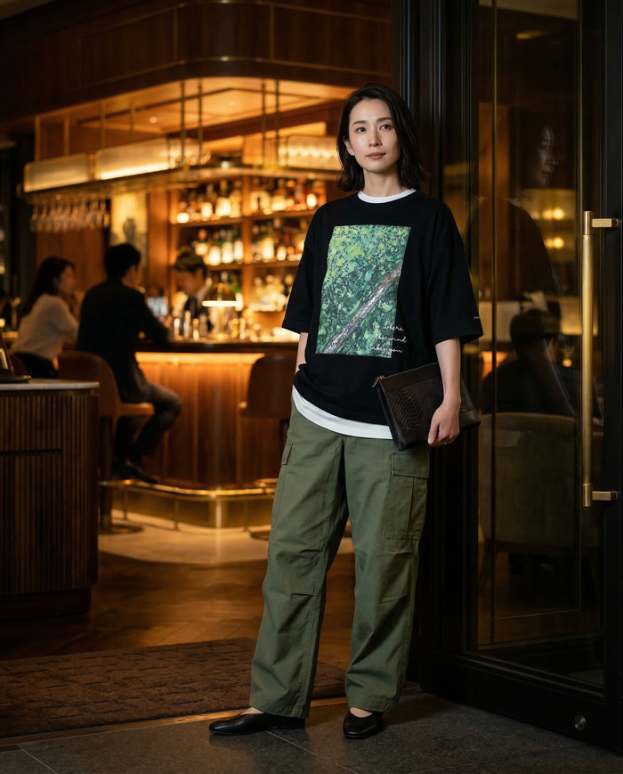 Style Sample01  Oversized T-shirt × Olive cargo pants  オーバーサイズのブラックTシャツを ロング丈の白シャツとレイヤードした 大人のリラックススタイル。  オリーブのワイドカーゴパンツと ブラックのフラットシューズで 落ち着いたシックなバランスに。  バーで過ごした夜の帰り道にも似合う 洗練されたナイトコーデ。  日常にアートを。 保存してコーデの参考に ↗